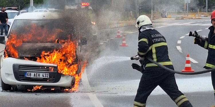 Asansör tamirine gidenlerin içinde bulunduğu araç alev aldı