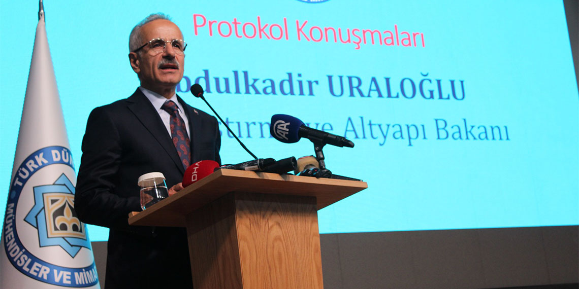 Ulaştırma ve Altyapı Bakanı Abdulkadir Uraloğlu, "Türkiye'de 14 bin kilometreye varan demir yolu ağımız var. Demir yolu ağını 28 bin kilometreye çıkaracağız" dedi.