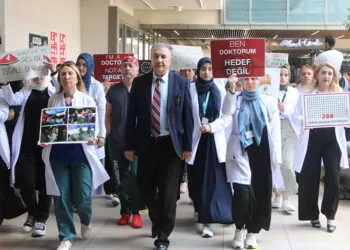 Adana'da doktor adayları gazze için yürüdü