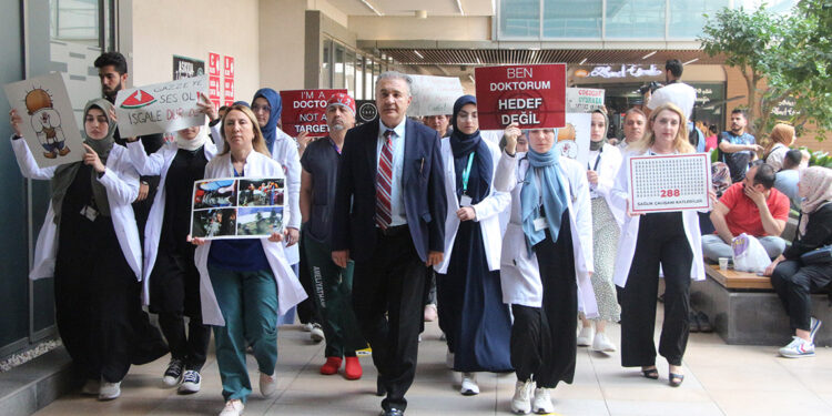 Adana'da doktor adayları Gazze için yürüdü