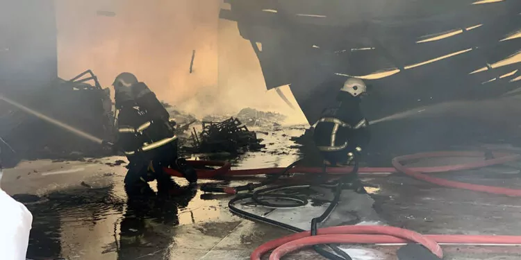 Adana'da mobilya mağazasının deposunda yangın çıktı