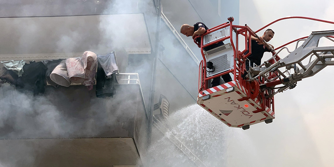 Adana'da mobilya mağazasının deposunda yangın çıktı