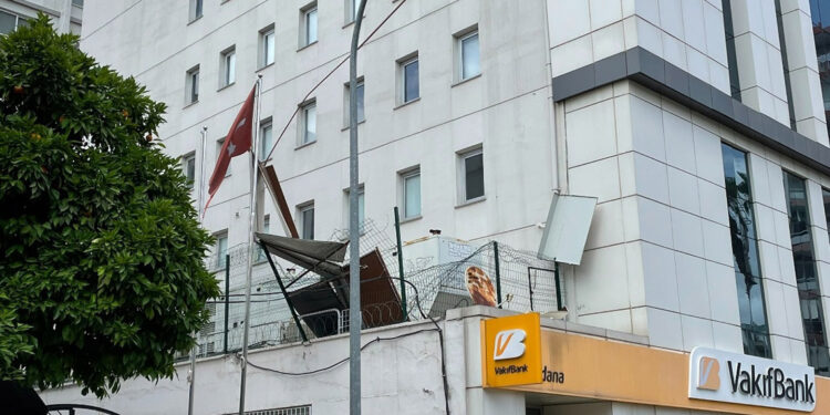 Adana'da şiddetli rüzgarda çatı uçtu