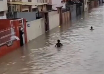 Adana'yı sağanak vurdu; cadde ve sokaklar suyla doldu