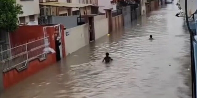 Adana'yı sağanak vurdu; cadde ve sokaklar suyla doldu