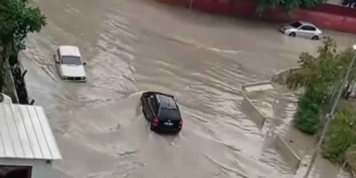 Adana'yı sağanak vurdu; cadde ve sokaklar suyla doldu