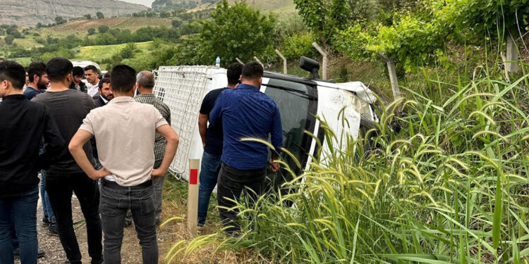 Adıyaman'da minibüs devrildi: 14 yaralı