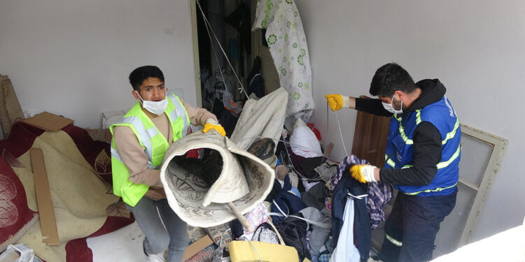 Ağır koku gelen evden 20 ton çöp çıktı