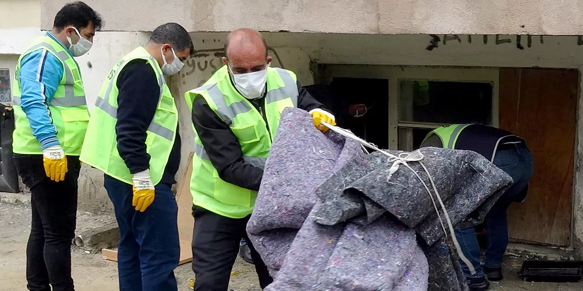 Ağır koku gelen evden 20 ton çöp çıktı