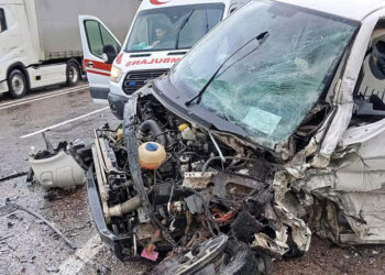 Hafif ticari araç köprü ayağına çarptı 3 ölü, 2 yaralı