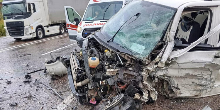 Hafif ticari araç köprü ayağına çarptı 3 ölü, 2 yaralı