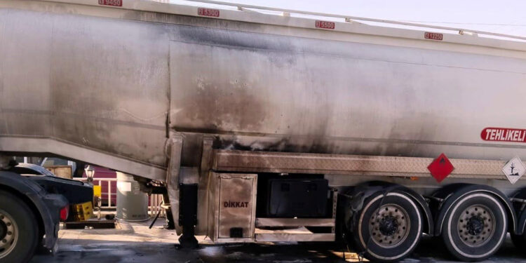 Akaryakıt tankerinden yakıt boşaltımı sırasında yangın: 1 ölü, 1 yaralı