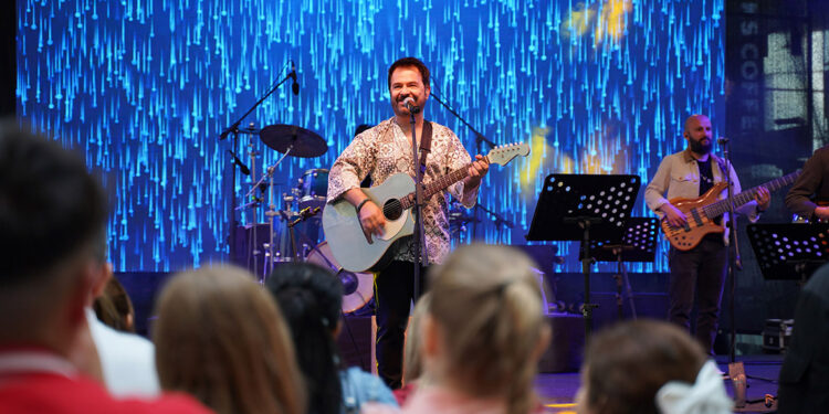 Akasya 10'uncu yıl konserleri, Bora Öztoprak'la başladı