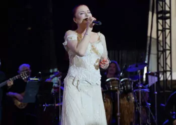 Akasya 10'uncu yıl konserlerini candan erçetin'le tamamladı