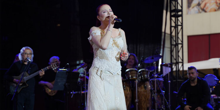 Akasya 10'uncu yıl konserlerini Candan Erçetin'le tamamladı