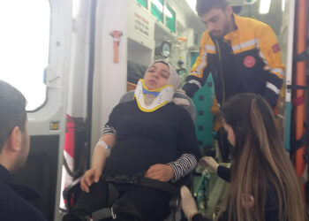 Aksaray'da işçi servis minibüsüyle otomobil çarpıştı: 7 yaralı
