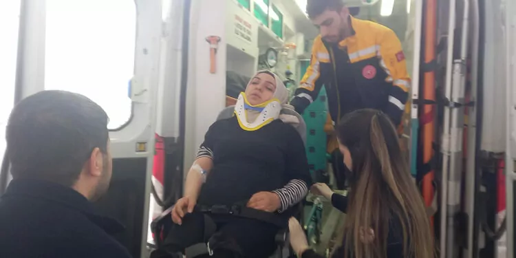 Aksaray'da işçi servis minibüsüyle otomobil çarpıştı: 7 yaralı