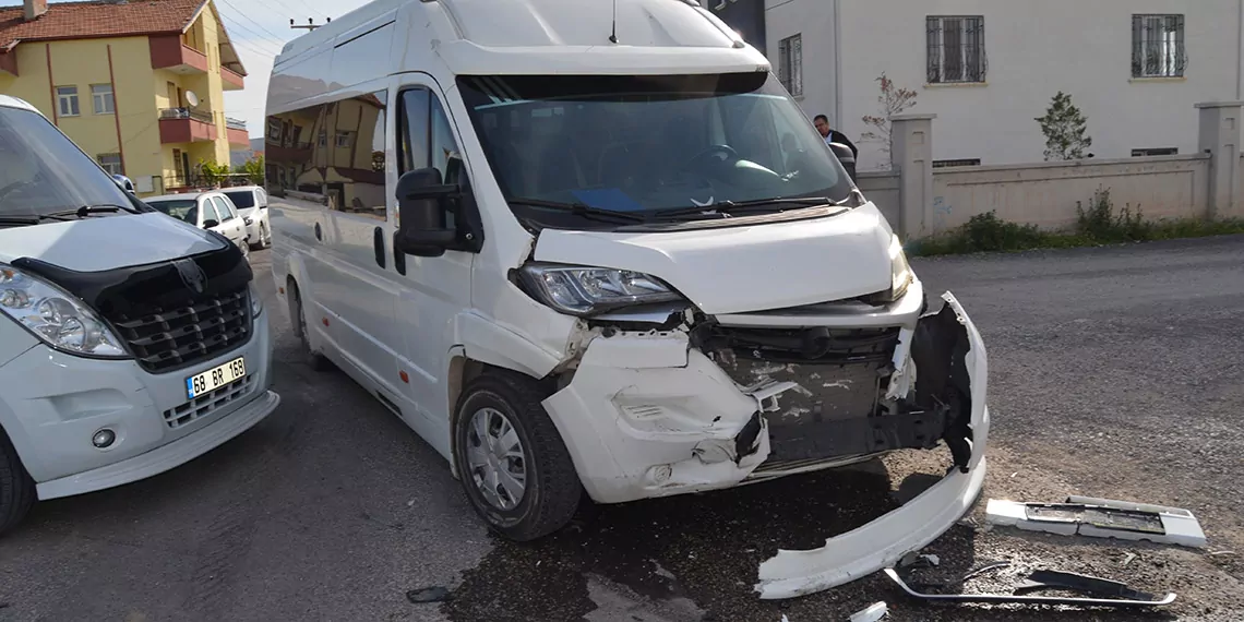 Aksaray'da işçi servis minibüsüyle otomobil çarpıştı: 7 yaralı