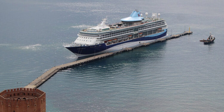 Alanya'ya yılın ilk kruvaziyeri geldi