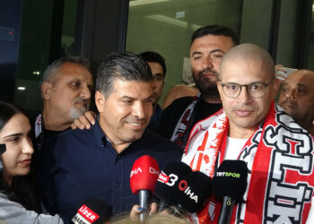 Antalyaspor ile sözleşme imzalamaya gelen Alex de Souza'ya coşkulu karşılama