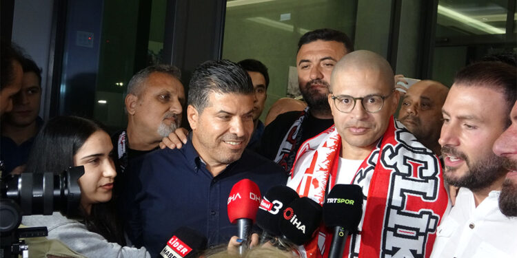 Antalyaspor ile sözleşme imzalamaya gelen Alex de Souza'ya coşkulu karşılama