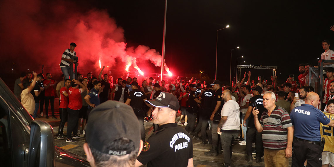 Süper Lig ekiplerinden Antalyaspor ile sözleşme imzalamak için gelen Alex de Souza'ya coşkulu karşılama.