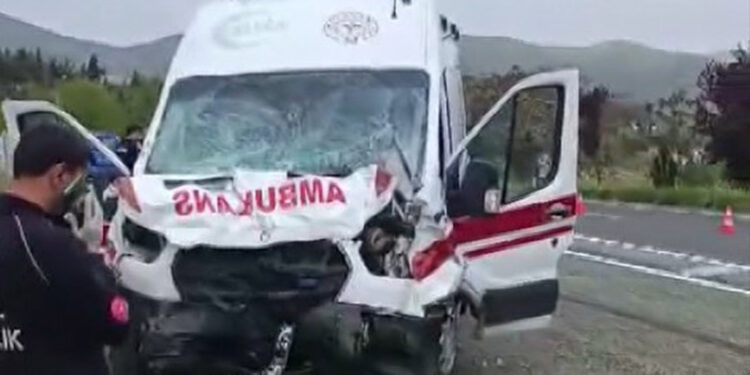 Ambulansla hafif ticari araç çarpıştı: 2’si polis, 7 yaralı