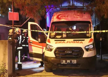 Ambulansta oksijen tüpünden sızan gaz parladı, 2 sağlıkçı yaralandı