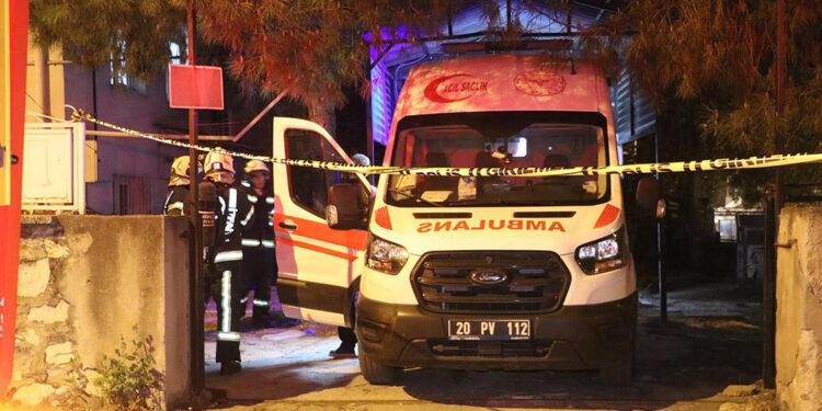 Ambulansta oksijen tüpünden sızan gaz parladı, 2 sağlıkçı yaralandı