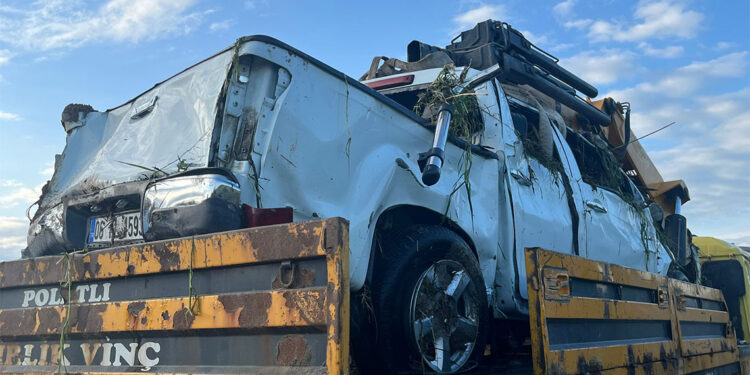 Ankara'da çarpışan iki araç dereye uçtu; 1 ölü 4 yaralı