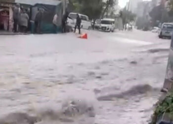 Ankara'da kuvvetli sağanak; yollar göle döndü, araçlar arızalandı