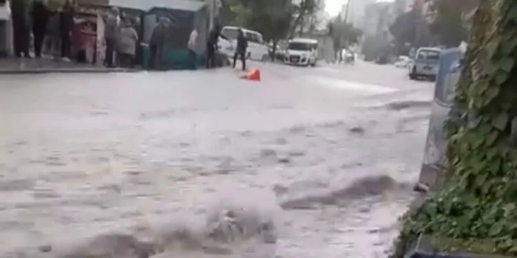 Ankara'da kuvvetli sağanak; yollar göle döndü, araçlar arızalandı