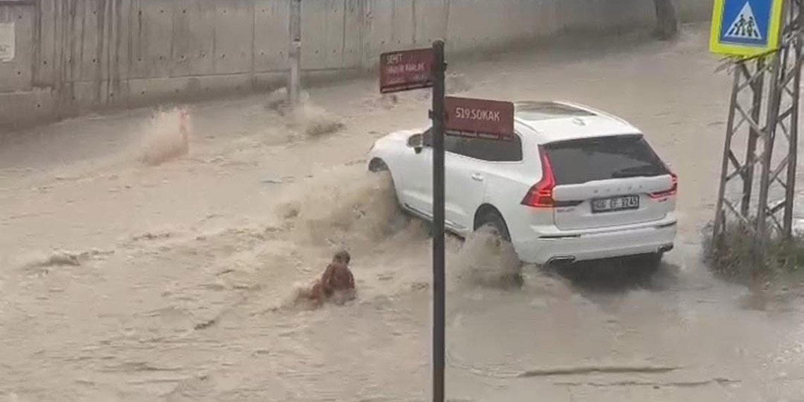 Ankara'da sele kapılarak aracın altında sıkışan çocuk, vatandaşlar tarafından kurtarıldı.