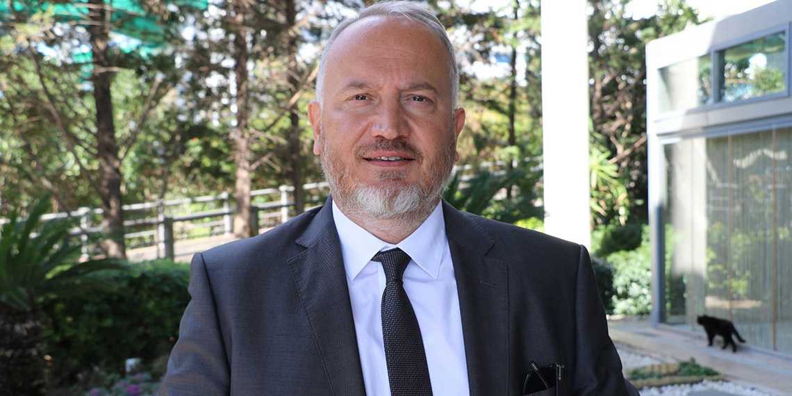 Antalya'ya geçen yıl gelen toplam 16,7 milyon ziyaretçiden 15,7 milyonu otellerde 94 milyon geceleme, 1 milyonu da evlerde 16,5 milyon olmak üzere toplam 110 milyon 500 bin geceleme gerçekleştirdi. Almanlar en çok Manavgat'ta, Ruslar Kemer'de, yerli turist, İngilizler ve Polonyalılar Alanya'da geceledi.