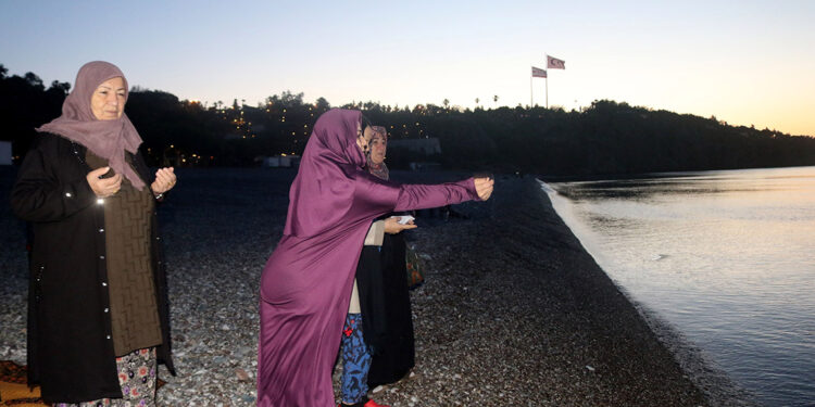 Antalya'da Hıdırellez dilekleri denizle buluştu