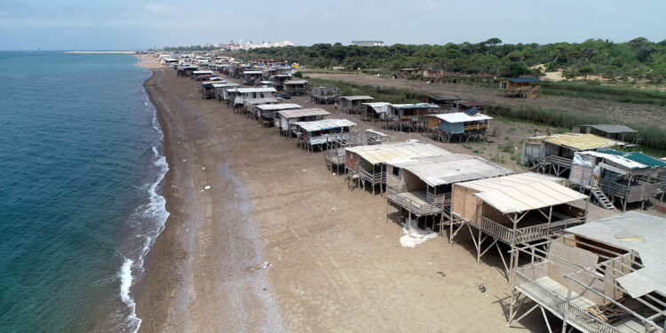 Antalya'da lüks otellere komşu olan çardaklar için son 6 ay