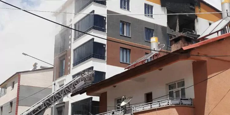 Apartman dairesinde gaz sızıntısı nedeniyle patlama:1 ölü