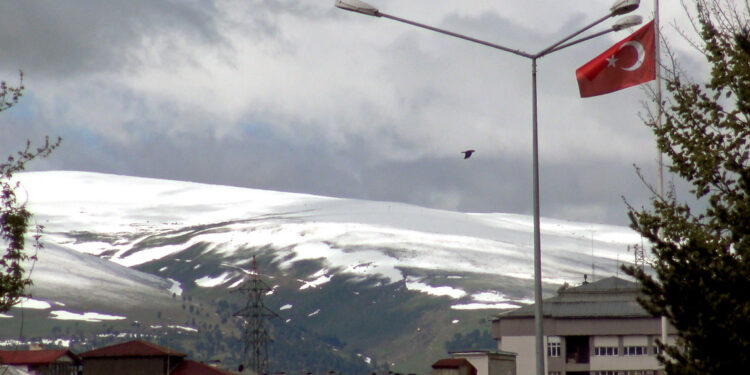 Ardahan Ovası'nı çevreleyen dağlar beyaza büründü