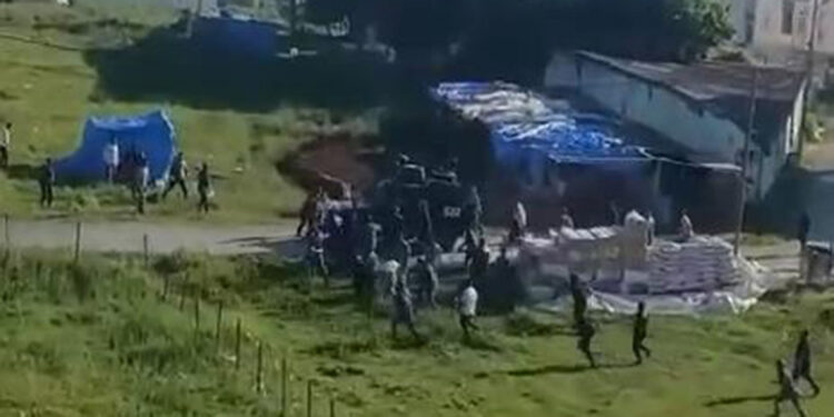 Arnavutköy'de kaçak yapıların yıkımında arbede