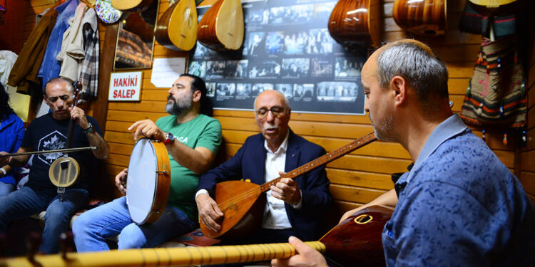 Aşıklar Kahvesi'nde, 69 yıldır sohbet edilmesi yasak