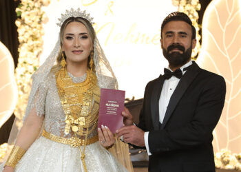 Aşiret düğününde geline 6 kilo altın takıldı