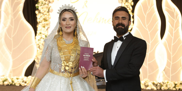 Aşiret düğününde geline 6 kilo altın takıldı