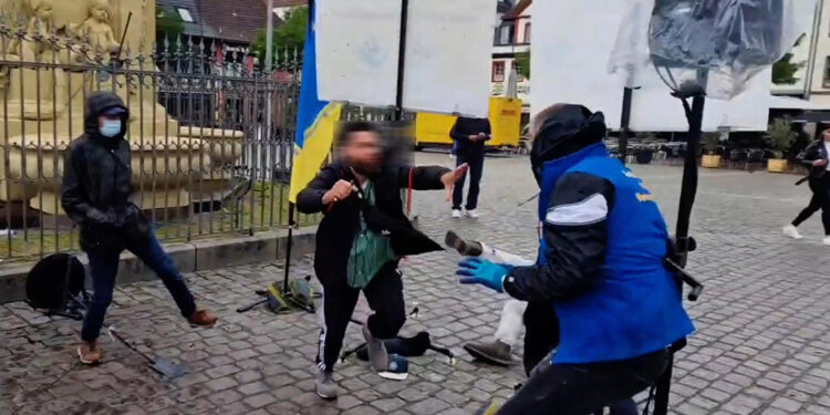 Aşırı sağcı politikacıya Almanya'da bıçaklı saldırı