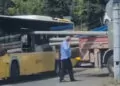 Ataşehir'de otobüsün camından direk girdi