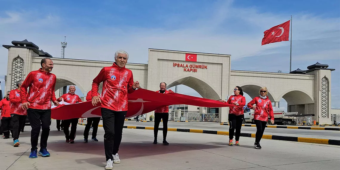 Türkiye cumhuriyeti'nin kurucusu ulu önder mustafa kemal atatürk'ün selanik'teki müze evinden alınan toprak, 'atatürk'ü anma ve barış koşusu' kapsamında, edirne'nin yunanistan'a açılan i̇psala sınır kapısı'nda, i̇stanbul masterleri atletizm spor kulübü atletleri tarafından törenle teslim alındı.