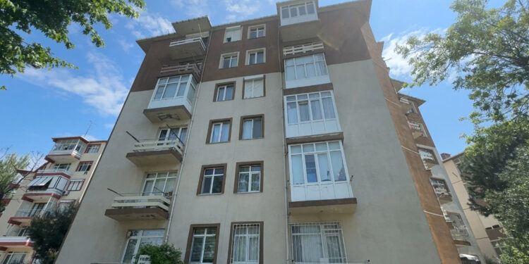 Avcılar'da balkonu çöken bina kentsel dönüşüme alınacak