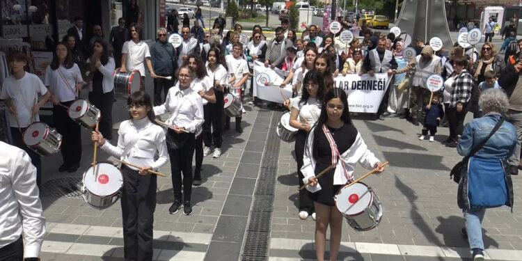 Avcılar'da engelli ve yakınlarından bandolu yürüyüş