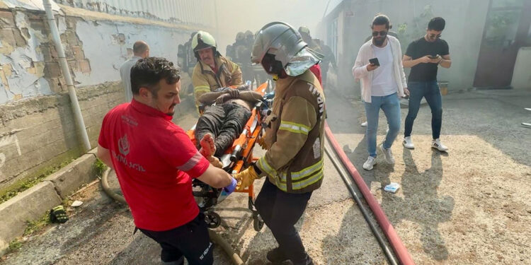Avcılar'da mobilya fabrikasındaki yangında 1 işçi öldü