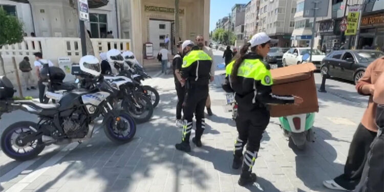 Avcılar'da motosiklet sürücülerine denetim