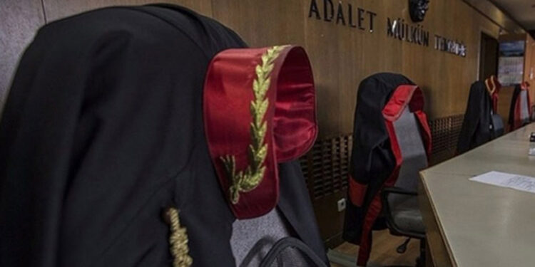 Avukattan, başörtülü hakimler için 'reddi hakim' talebi